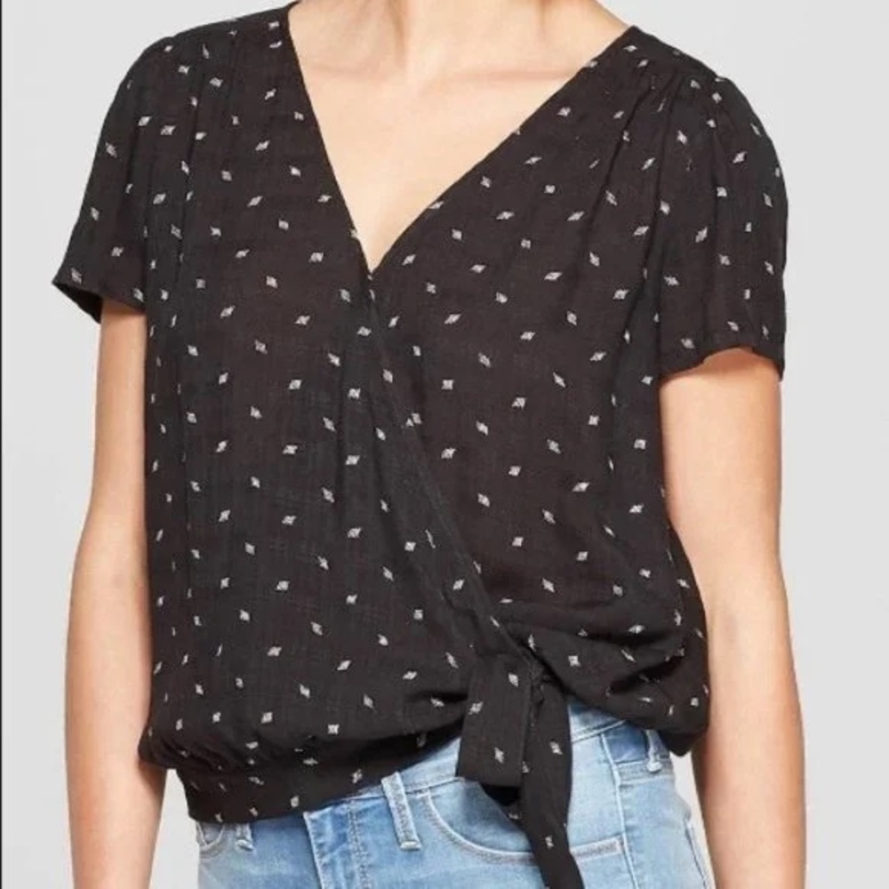 Universal Thread- cute black top w/white diamond pattern, single snap/si…